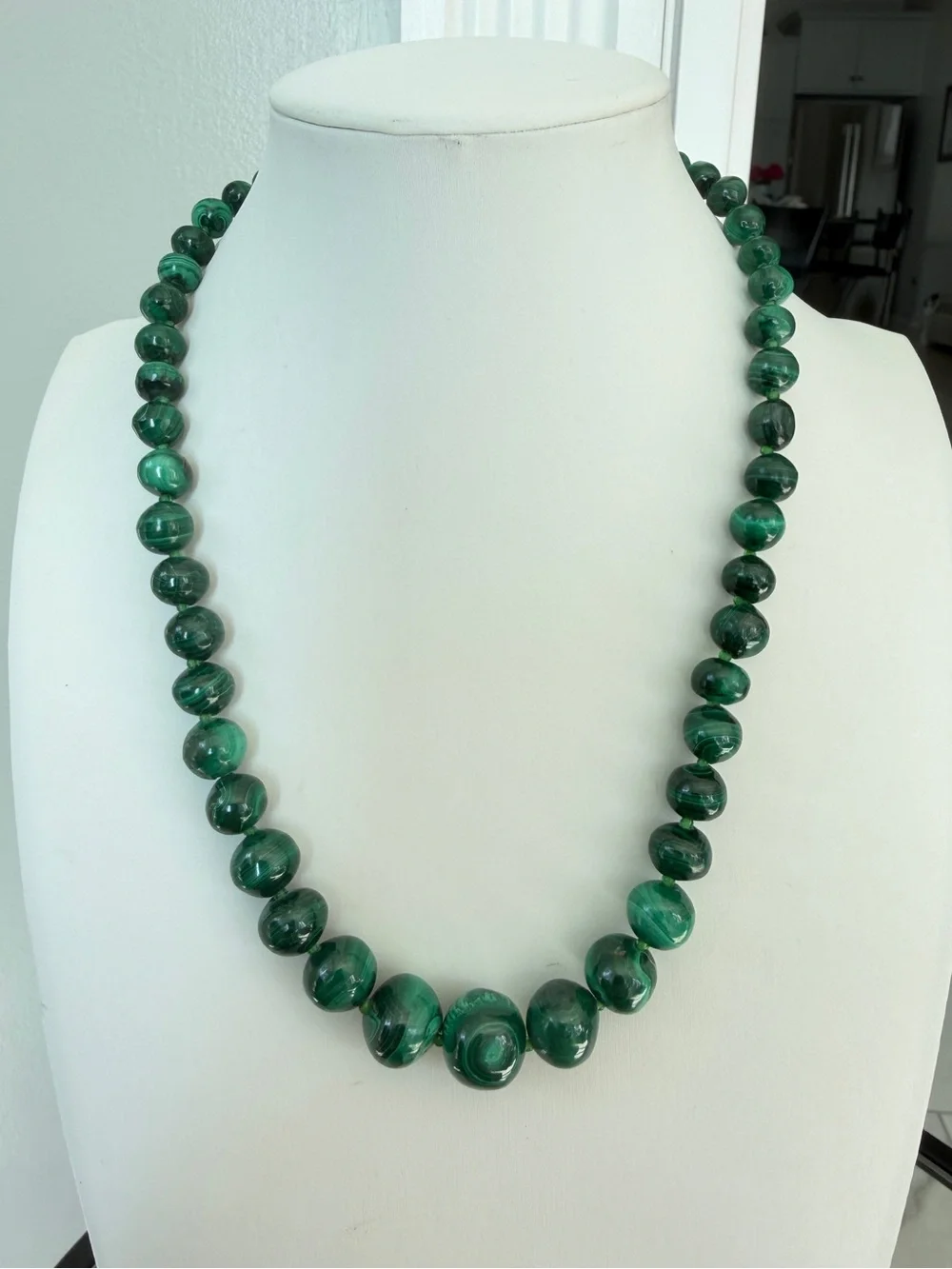 18” Vintage graduated malachite and seed bead necklace w/ gold tone clasp!